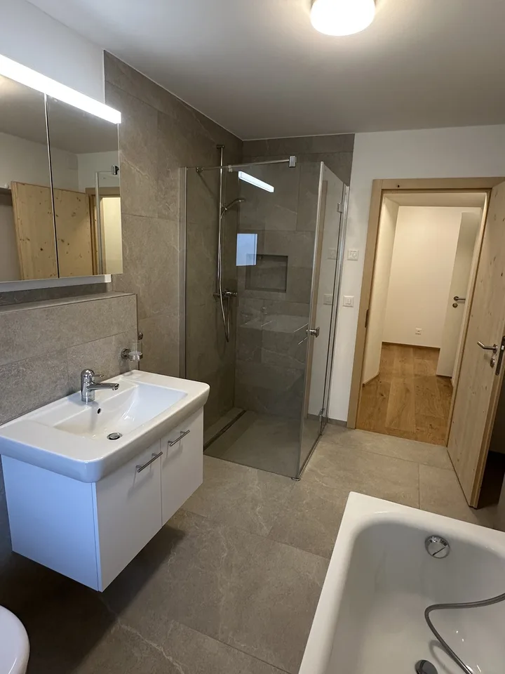 Erstbezug nach Sanierung– 4-Zimmer-Wohnung mit Wintergarten