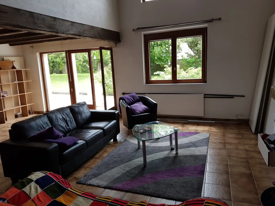 Chambre meublée dans une grande villa avec jardin et potager