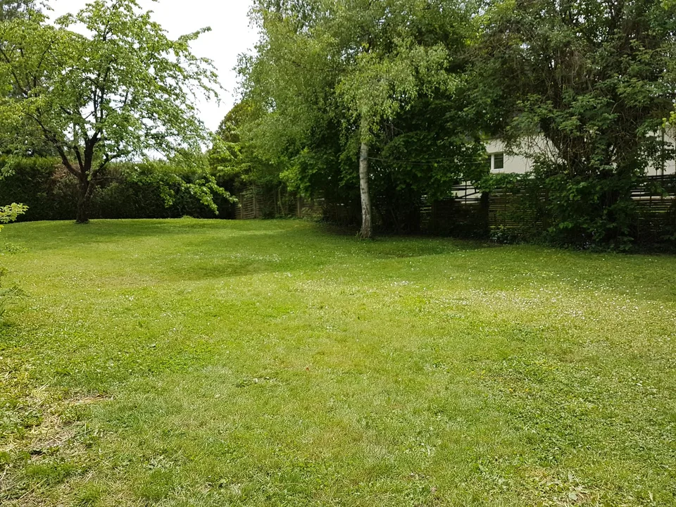 Chambre meublée dans une grande villa avec jardin et potager