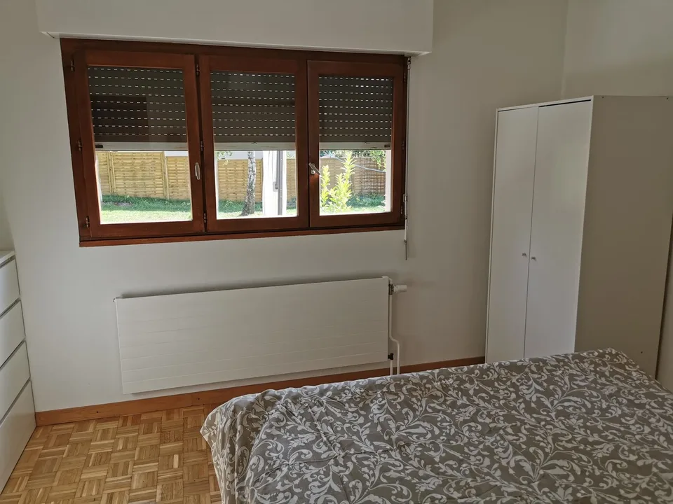 Chambre meublée dans une grande villa avec jardin et potager