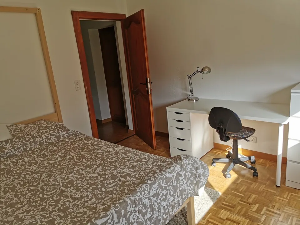 Chambre meublée dans une grande villa avec jardin et potager