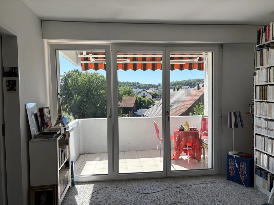Bright 2.5-room apartment with sunny balcony and modern kitchen in Effretikon