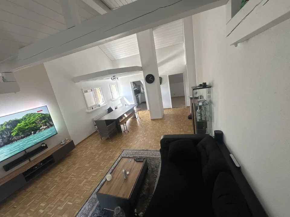 Lichtdurchflutete 4,5-Zimmer-Dachwohnung mit zwei Balkonen und viel Plat