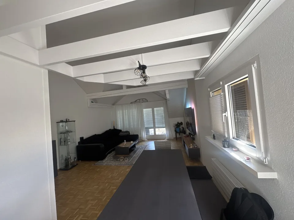 Lichtdurchflutete 4,5-Zimmer-Dachwohnung mit zwei Balkonen und viel Plat