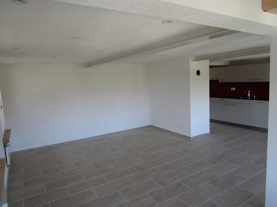 Hochwertig sanierte 3.5-Zimmer-Wohnung mit Bergsicht und Aussenbereich
