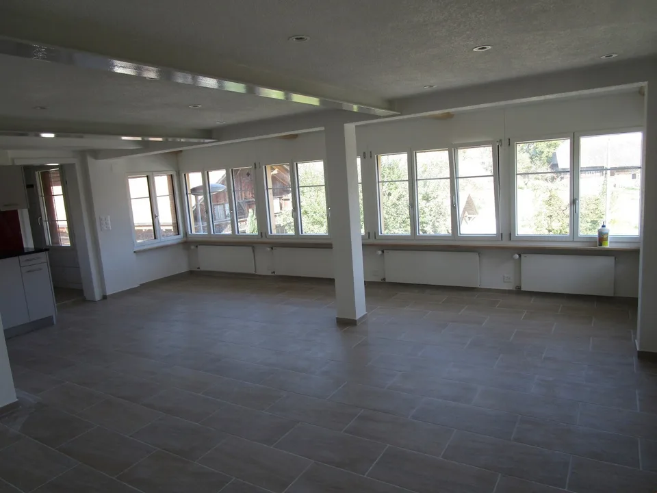 Hochwertig sanierte 3.5-Zimmer-Wohnung mit Bergsicht und Aussenbereich