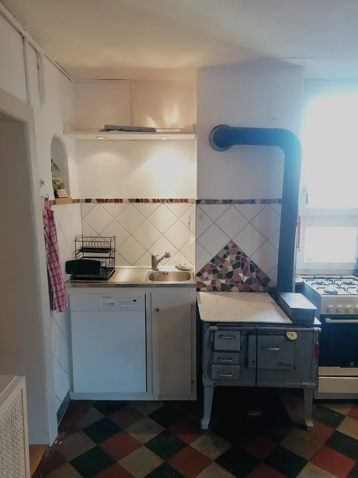 Charmant appartement de 5,5 pièces dans un immeuble ancien à Erlach, temps limité