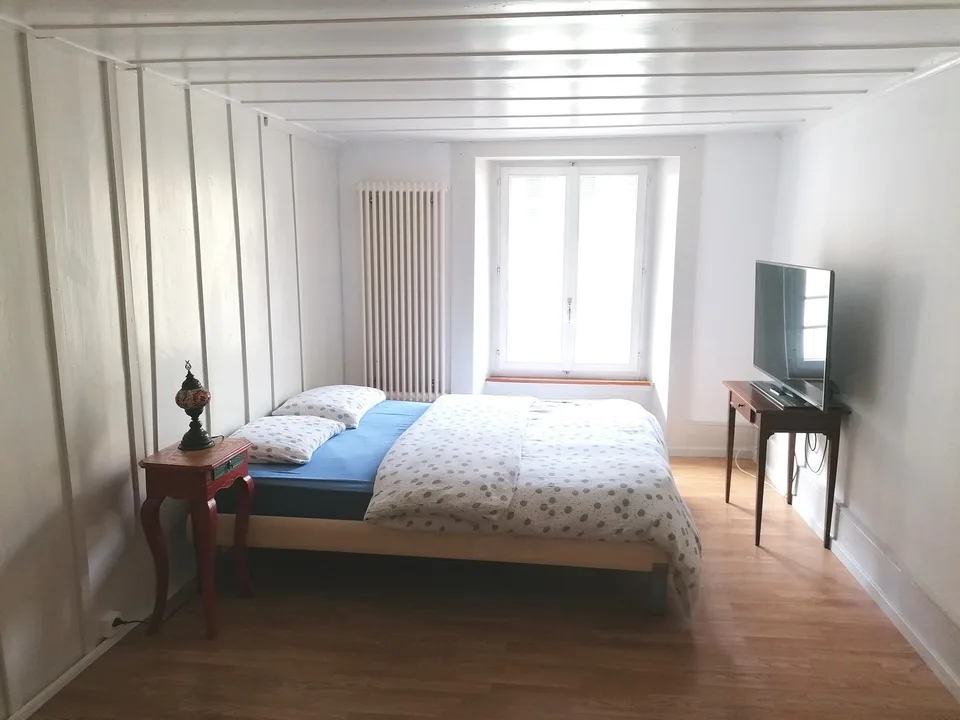 Charmant appartement de 5,5 pièces dans un immeuble ancien à Erlach, temps limité
