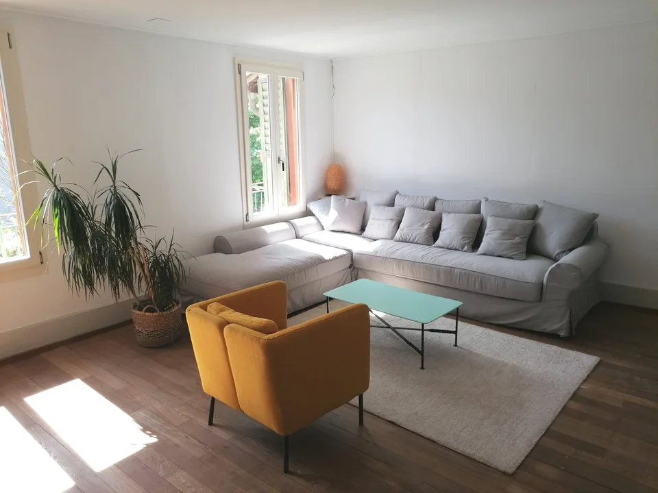 Charmant appartement de 5,5 pièces dans un immeuble ancien à Erlach, temps limité