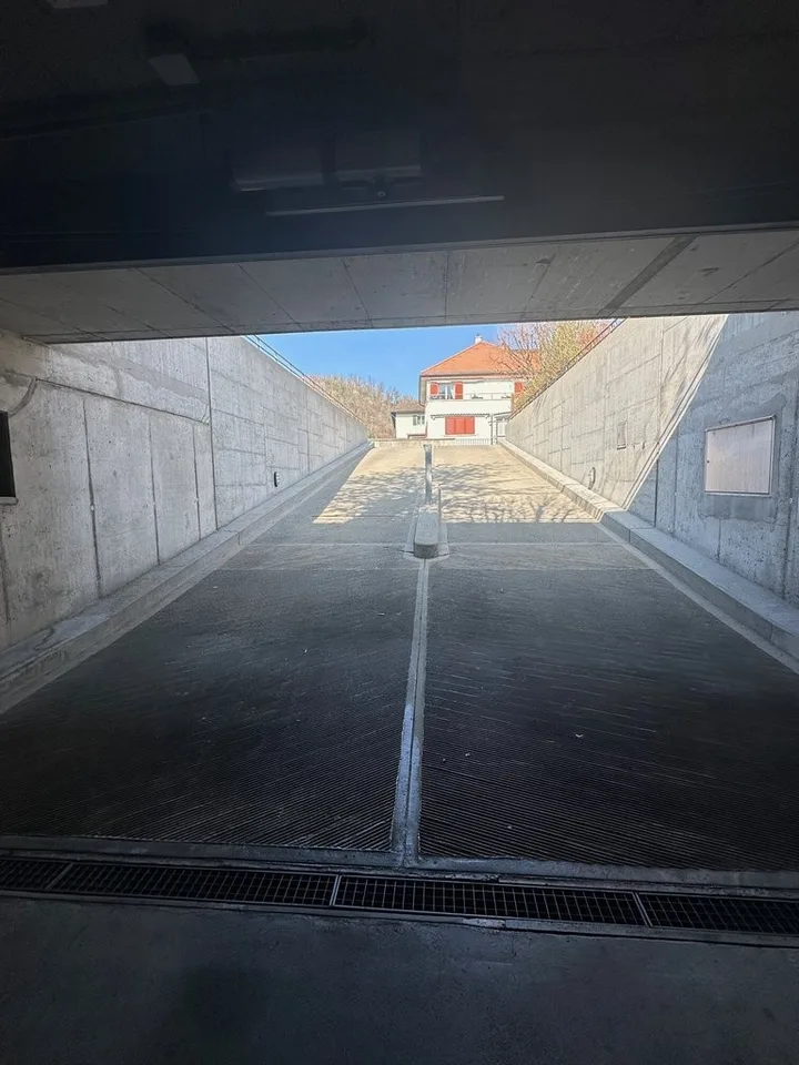 Einstellhallenplatz zu vermieten – Foto 4 von 4