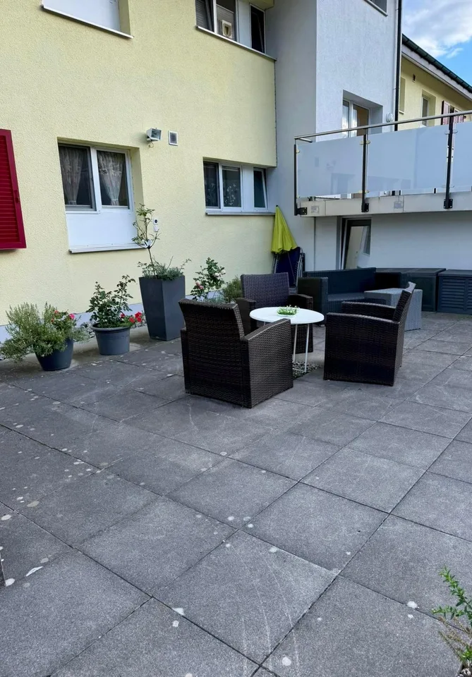 Moderne 4.5 Zi. Wohnung mit Gartensitzplatz und Sicht auf die Berge
