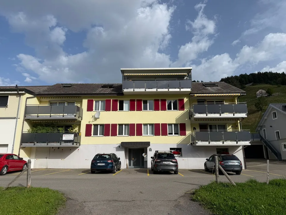 Moderne 4.5 Zi. Wohnung mit Gartensitzplatz und Sicht auf die Berge