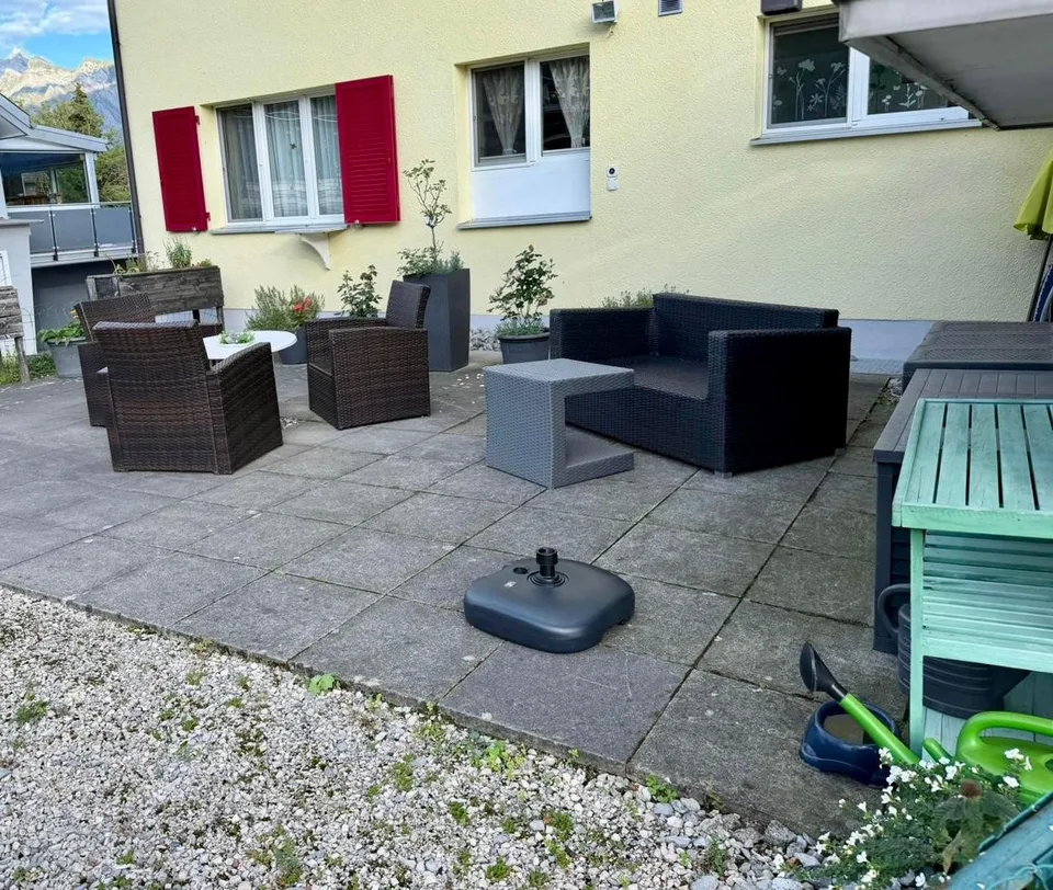 Moderne 4.5 Zi. Wohnung mit Gartensitzplatz und Sicht auf die Berge