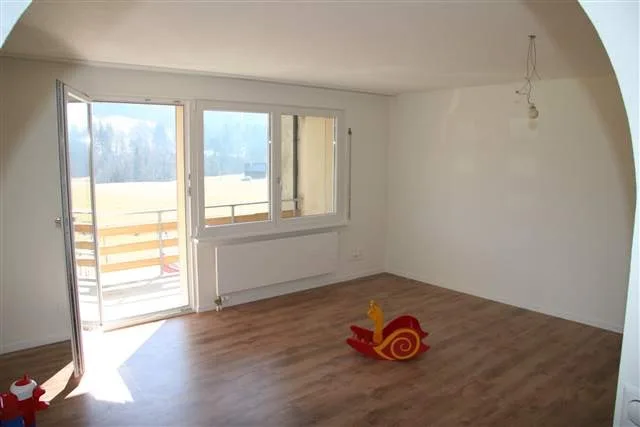 Moderne 4.5 Zi. Wohnung mit Gartensitzplatz und Sicht auf die Berge