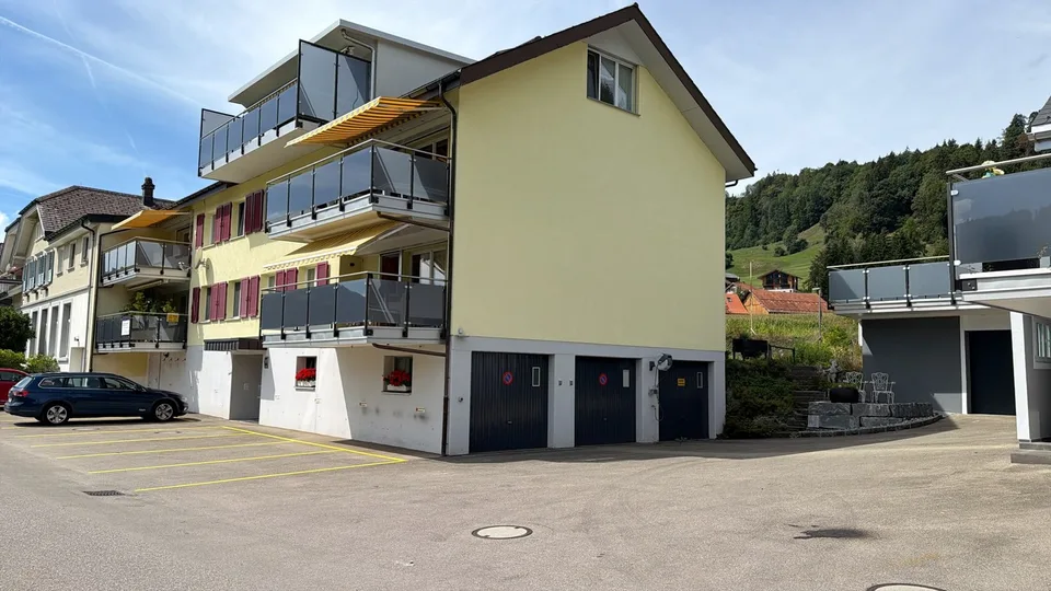 Moderne 4.5 Zi. Wohnung mit Gartensitzplatz und Sicht auf die Berge
