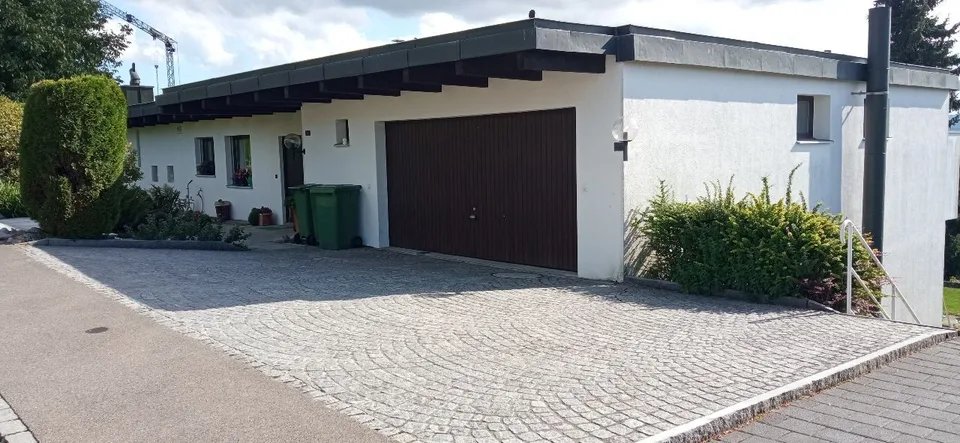 Top Einfamilienhaus an top Lage mit 2.5 Zimmer Wohnung für Praxis oder Büro