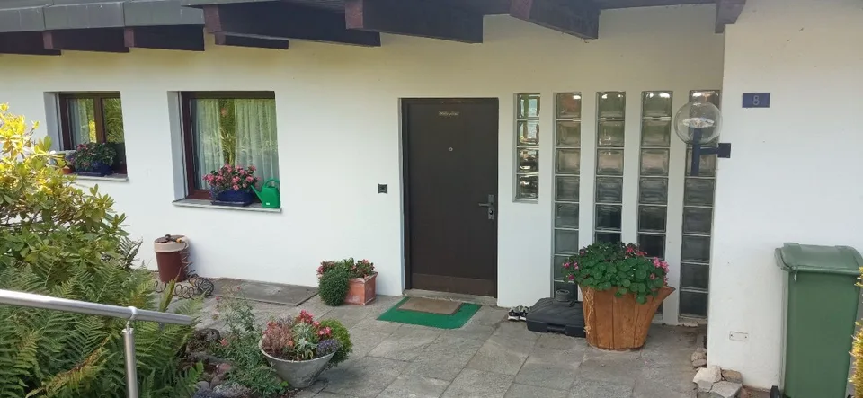 Top Einfamilienhaus an top Lage mit 2.5 Zimmer Wohnung für Praxis oder Büro