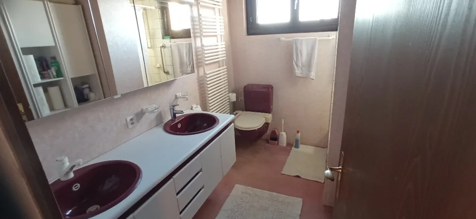Top Einfamilienhaus an top Lage mit 2.5 Zimmer Wohnung für Praxis oder Büro
