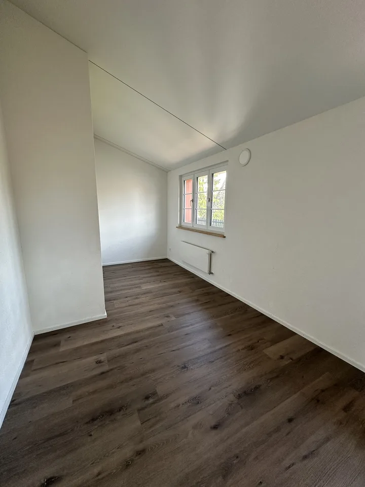Grosszügige 3.5-Zimmer-Dachwohnung, Erstbezug nach Sanierung, 85 m² + 20 m² Nebenfläche