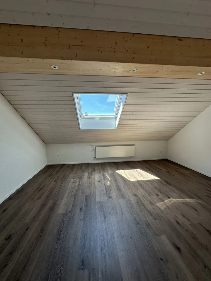 Grosszügige 3.5-Zimmer-Dachwohnung, Erstbezug nach Sanierung, 85 m² + 20 m² Nebenfläche