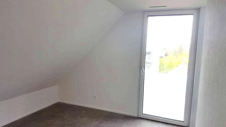 Helle moderne 4.5 Dachzimmerwohnung mit hochwertiger Ausstattung