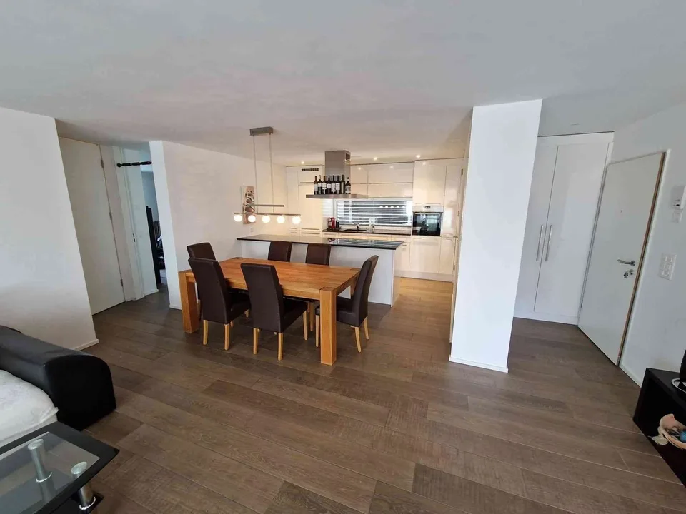 Helle moderne 4.5 Dachzimmerwohnung mit hochwertiger Ausstattung