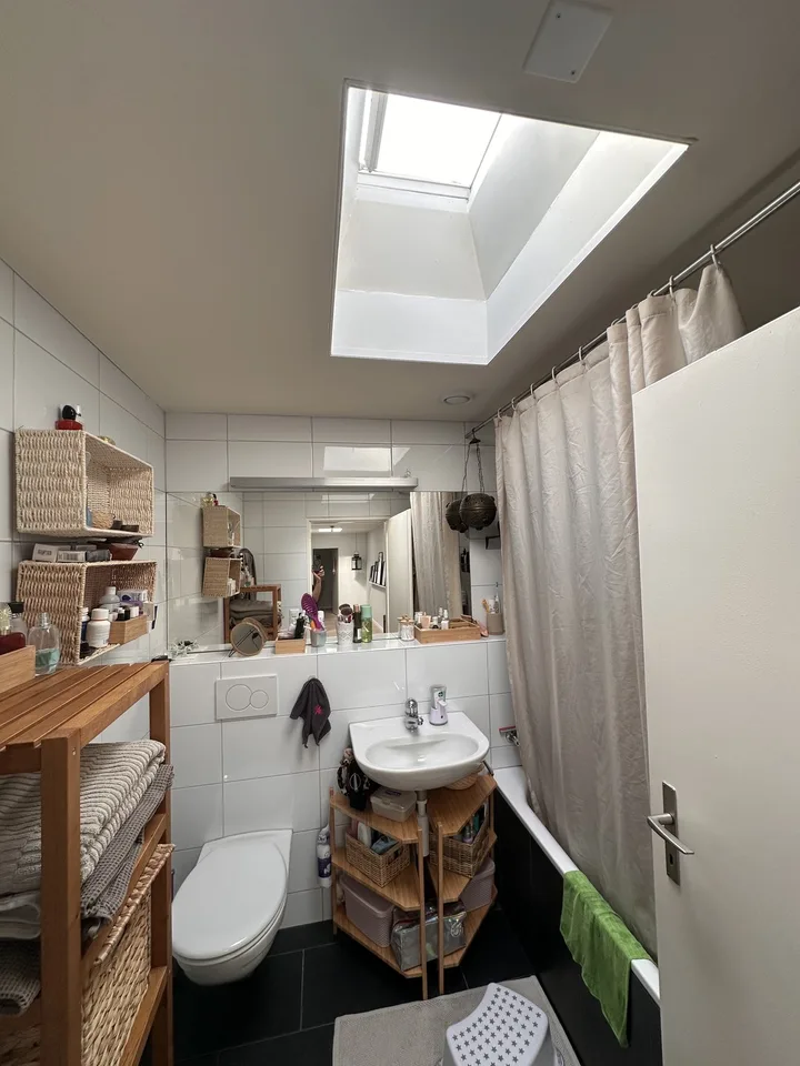 "Traumhafte eigentumsstandart 4.5-Terrassenwohnung inkl Parkplatz & Aareblick – Hobbyraum, Hallenbad & Sauna"