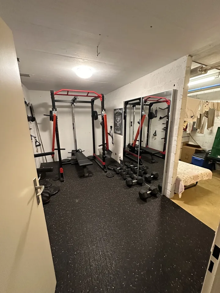 "Traumhafte eigentumsstandart 4.5-Terrassenwohnung inkl Parkplatz & Aareblick – Hobbyraum, Hallenbad & Sauna"
