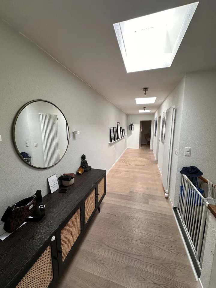 "Traumhafte eigentumsstandart 4.5-Terrassenwohnung inkl Parkplatz & Aareblick – Hobbyraum, Hallenbad & Sauna"