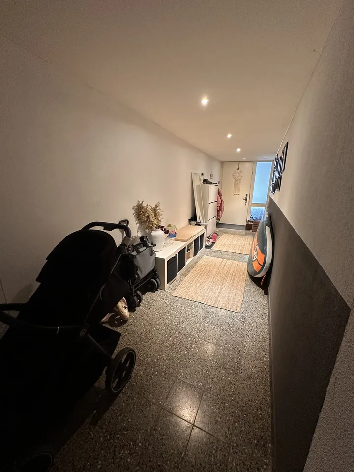 "Traumhafte eigentumsstandart 4.5-Terrassenwohnung inkl Parkplatz & Aareblick – Hobbyraum, Hallenbad & Sauna"