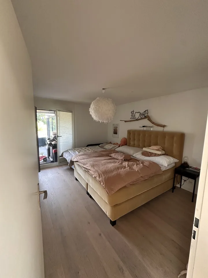 "Traumhafte eigentumsstandart 4.5-Terrassenwohnung inkl Parkplatz & Aareblick – Hobbyraum, Hallenbad & Sauna"