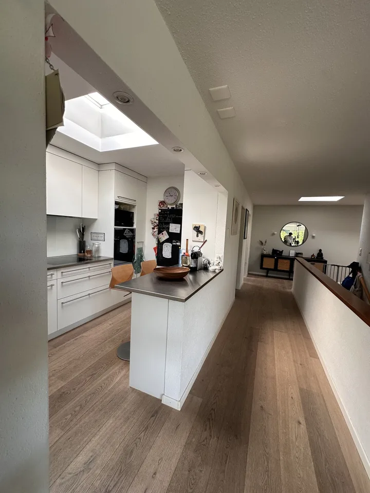 "Traumhafte eigentumsstandart 4.5-Terrassenwohnung inkl Parkplatz & Aareblick – Hobbyraum, Hallenbad & Sauna"