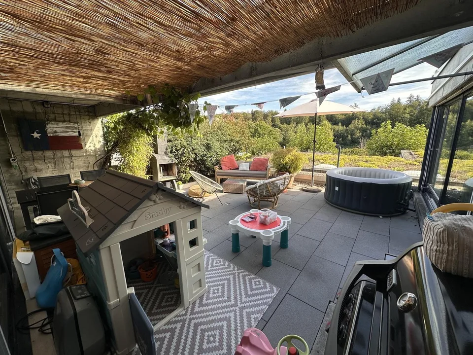 "Traumhafte eigentumsstandart 4.5-Terrassenwohnung inkl Parkplatz & Aareblick – Hobbyraum, Hallenbad & Sauna"
