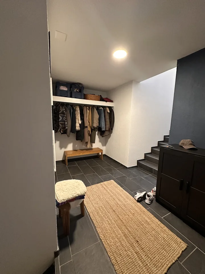 "Traumhafte eigentumsstandart 4.5-Terrassenwohnung inkl Parkplatz & Aareblick – Hobbyraum, Hallenbad & Sauna"