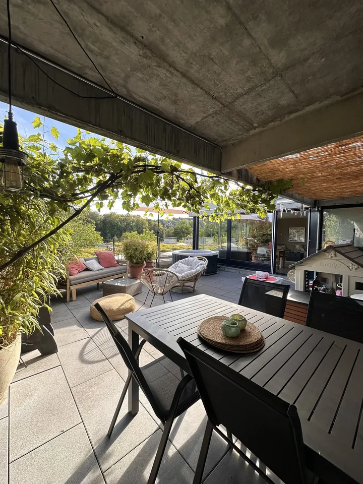 "Traumhafte eigentumsstandart 4.5-Terrassenwohnung inkl Parkplatz & Aareblick – Hobbyraum, Hallenbad & Sauna"