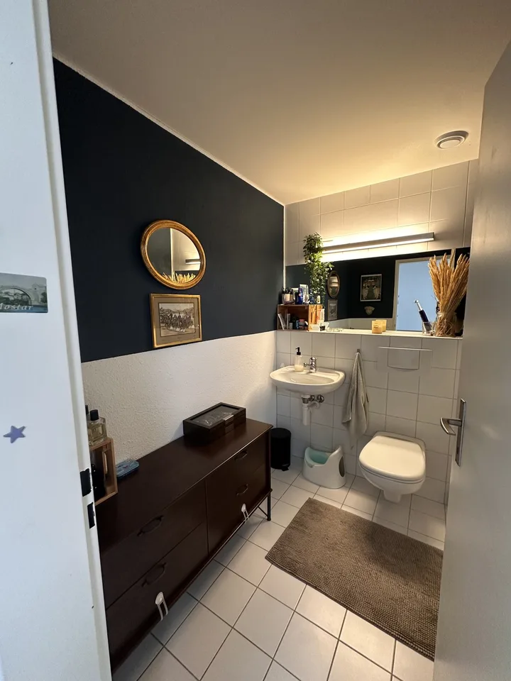 "Traumhafte eigentumsstandart 4.5-Terrassenwohnung inkl Parkplatz & Aareblick – Hobbyraum, Hallenbad & Sauna"
