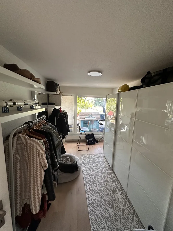 "Traumhafte eigentumsstandart 4.5-Terrassenwohnung inkl Parkplatz & Aareblick – Hobbyraum, Hallenbad & Sauna"
