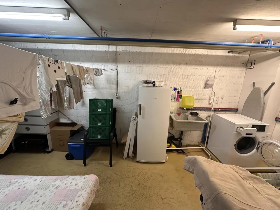 "Traumhafte eigentumsstandart 4.5-Terrassenwohnung inkl Parkplatz & Aareblick – Hobbyraum, Hallenbad & Sauna"