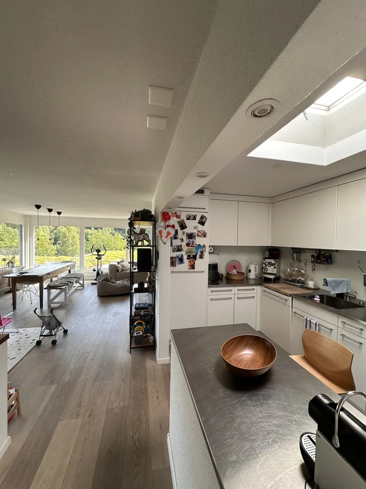 "Traumhafte eigentumsstandart 4.5-Terrassenwohnung inkl Parkplatz & Aareblick – Hobbyraum, Hallenbad & Sauna"