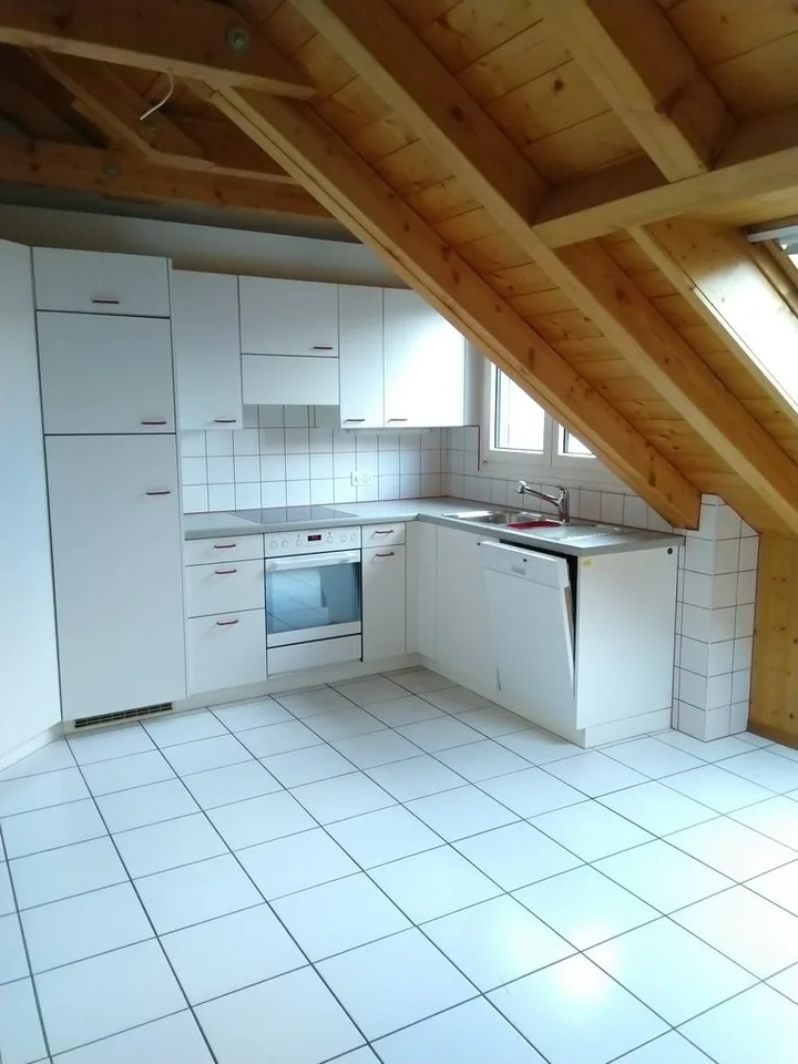 Helle Dachwohnung inkl. Bastelraum und Kellerabteil