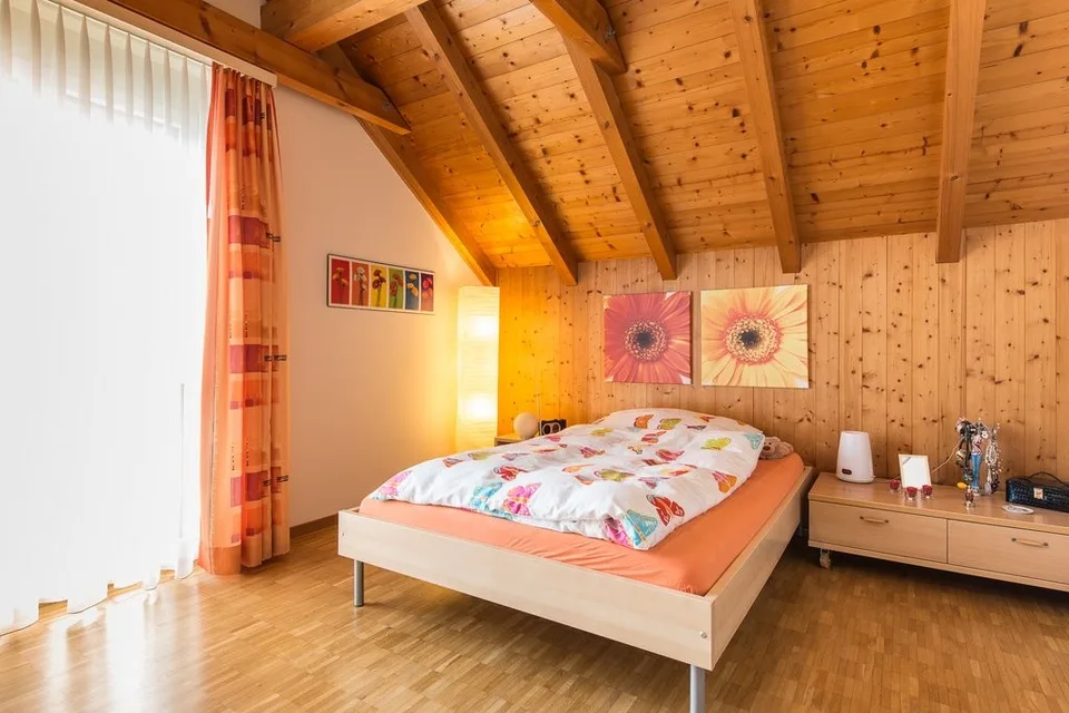 Helle Dachwohnung inkl. Bastelraum und Kellerabteil