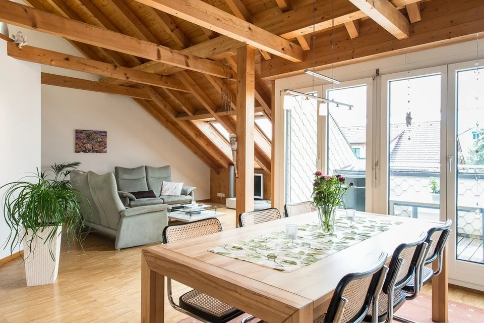 Helle Dachwohnung inkl. Bastelraum und Kellerabteil