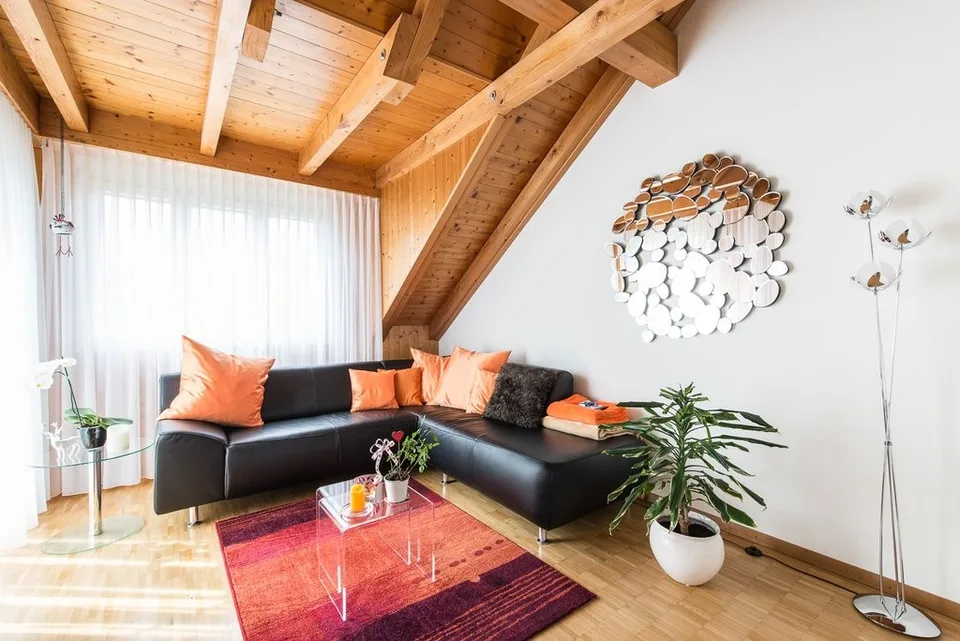 Helle Dachwohnung inkl. Bastelraum und Kellerabteil