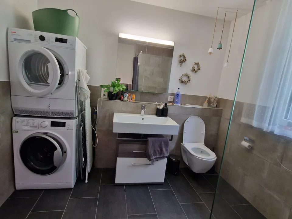 Moderne 2.5-Zimmer-Wohnung im Grünen – möbliert, all inclusive, mit Balkon