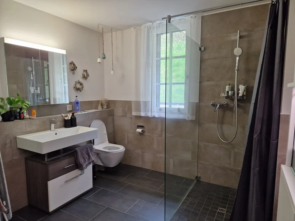 Moderne 2.5-Zimmer-Wohnung im Grünen – möbliert, all inclusive, mit Balkon