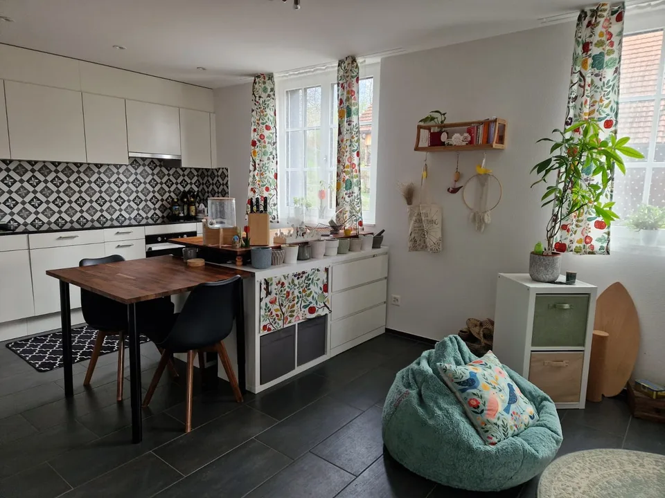 Moderne 2.5-Zimmer-Wohnung im Grünen – möbliert, all inclusive, mit Balkon
