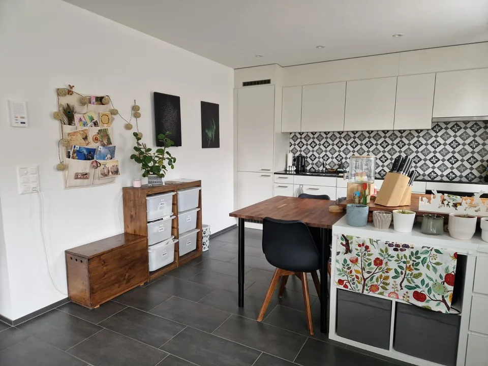 Moderne 2.5-Zimmer-Wohnung im Grünen – möbliert, all inclusive, mit Balkon