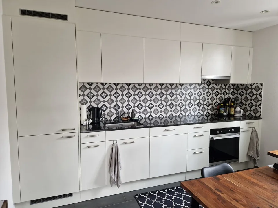 Moderne 2.5-Zimmer-Wohnung im Grünen – möbliert, all inclusive, mit Balkon