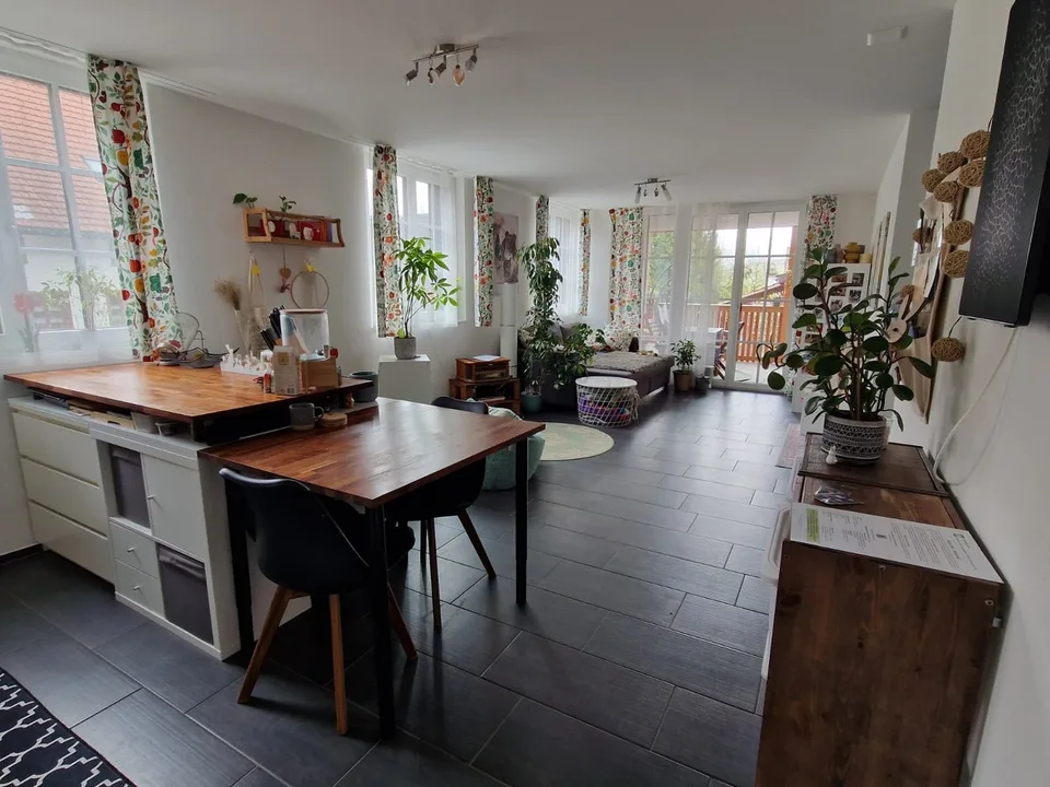 Moderne 2.5-Zimmer-Wohnung im Grünen – möbliert, all inclusive, mit Balkon