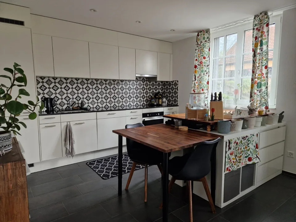 Moderne 2.5-Zimmer-Wohnung im Grünen – möbliert, all inclusive, mit Balkon